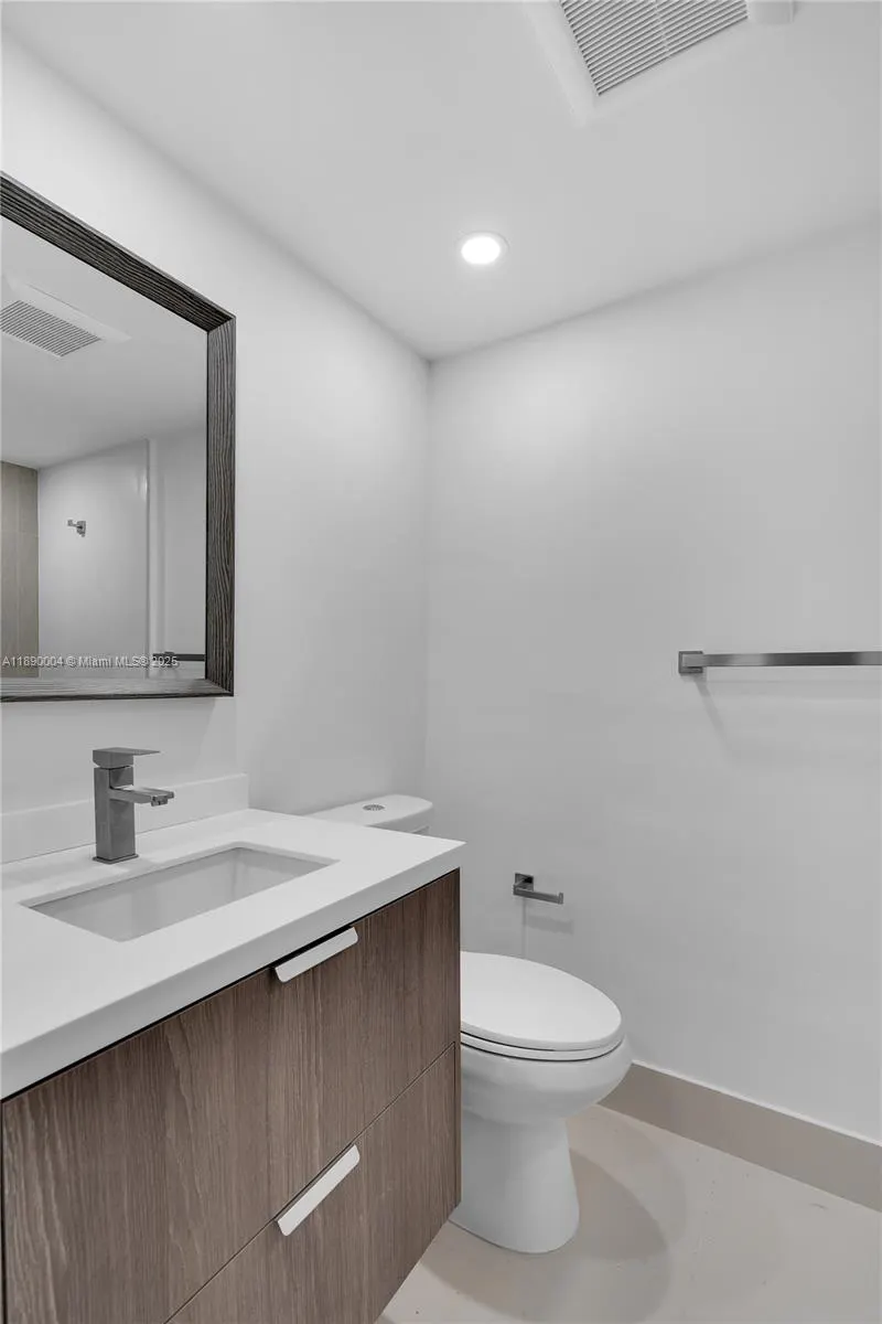 2539 S Bayshore Dr, #111J