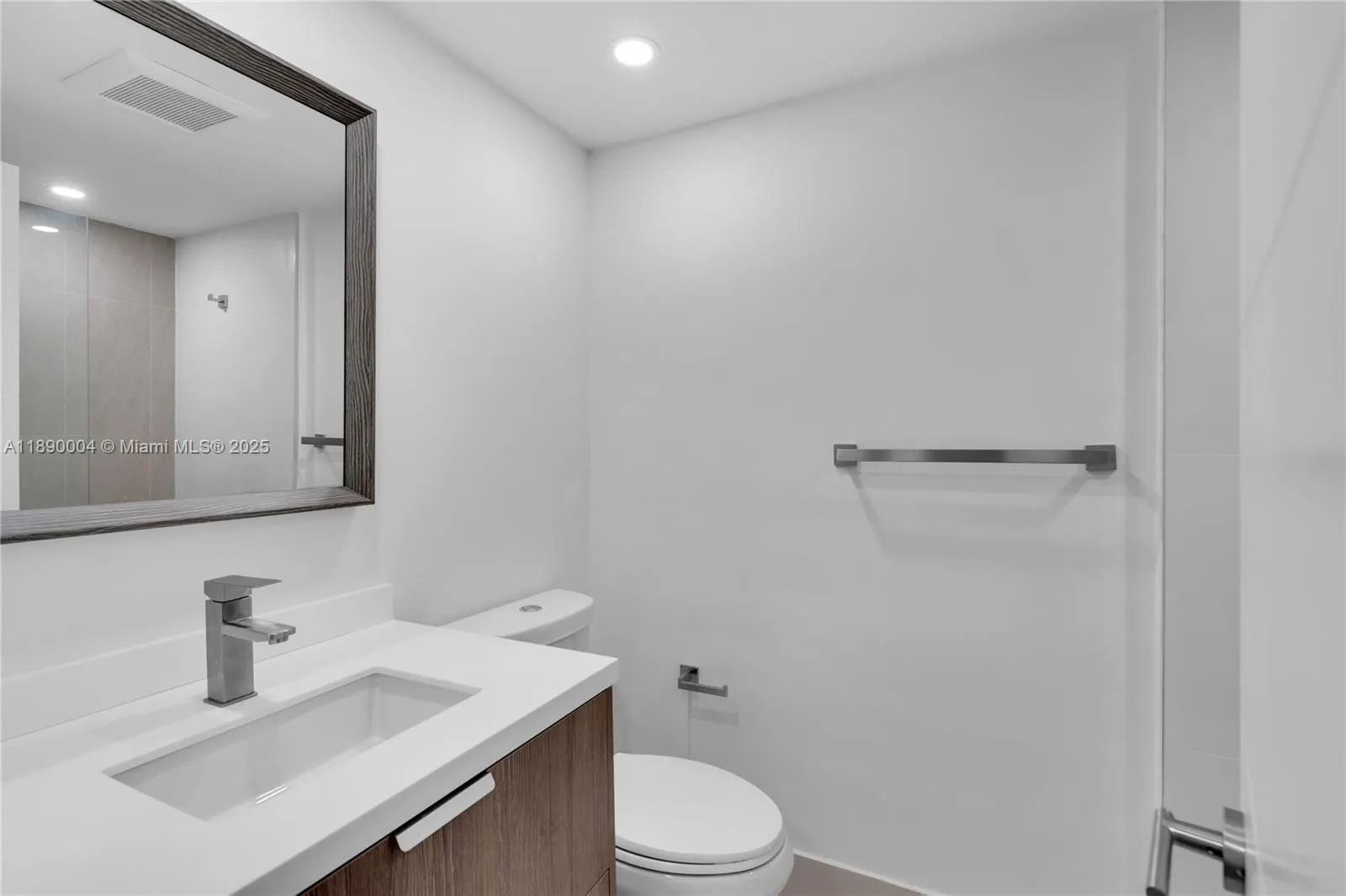 2539 S Bayshore Dr, #111J