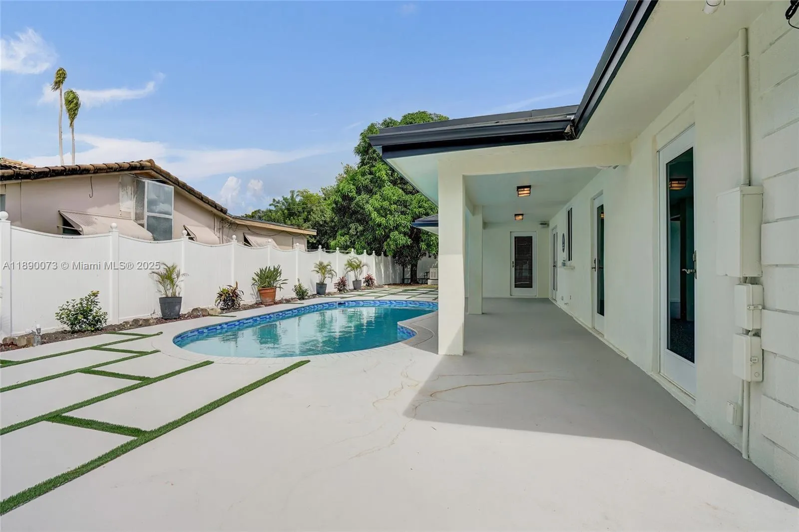 300 W Chaminade Dr