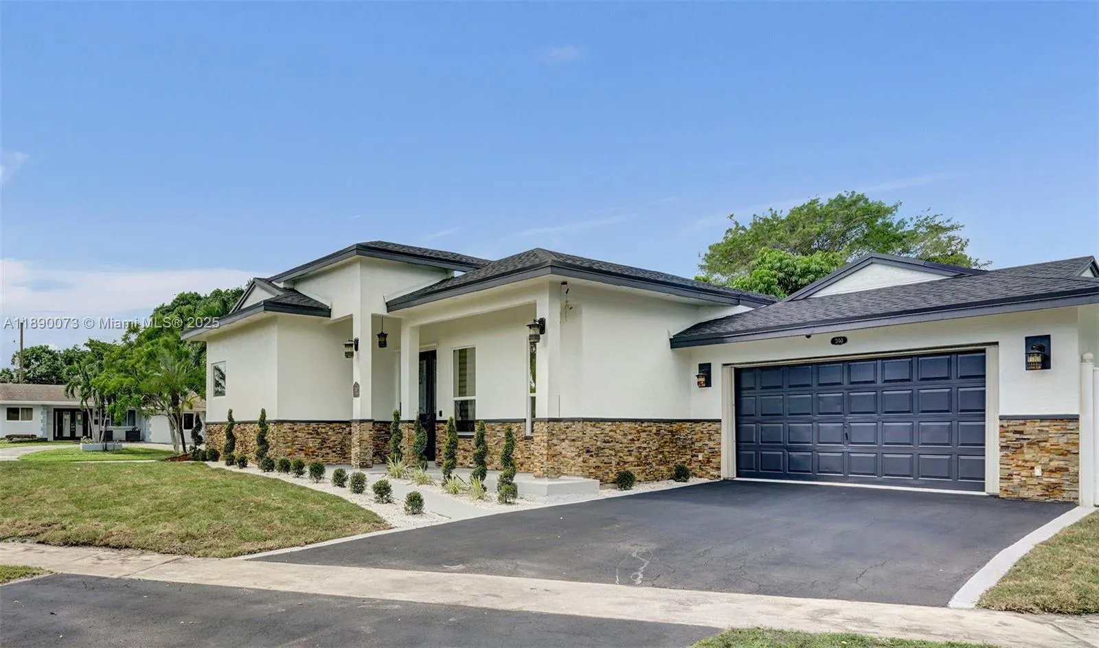 300 W Chaminade Dr