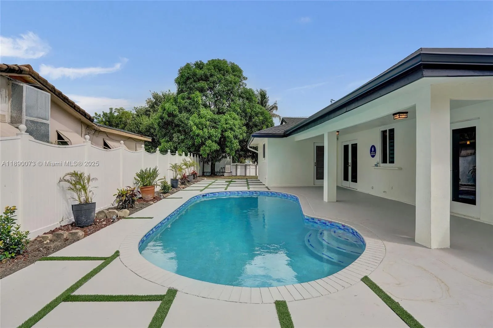 300 W Chaminade Dr