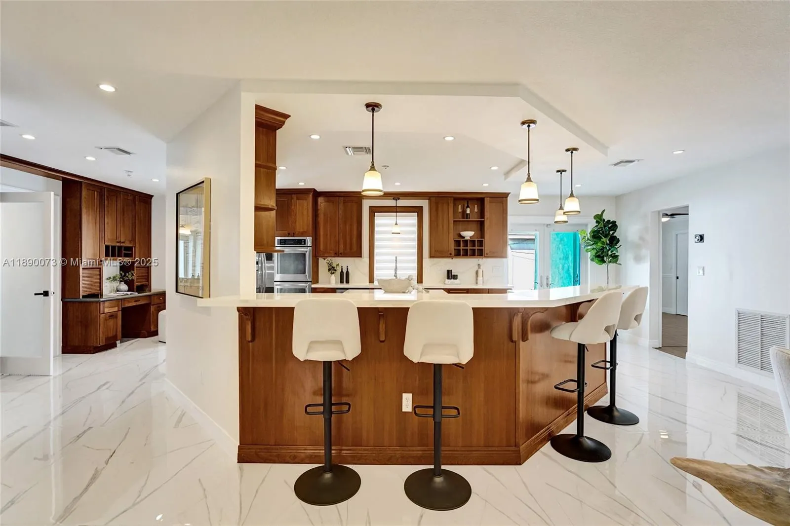 300 W Chaminade Dr