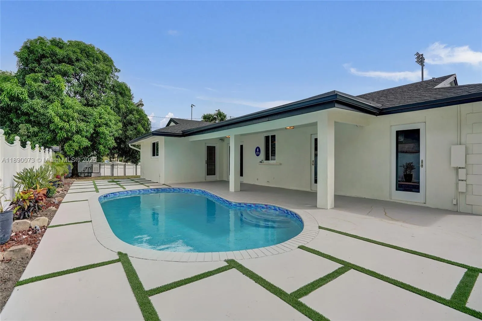 300 W Chaminade Dr