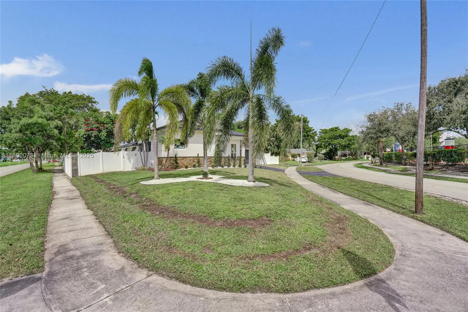 300 W Chaminade Dr