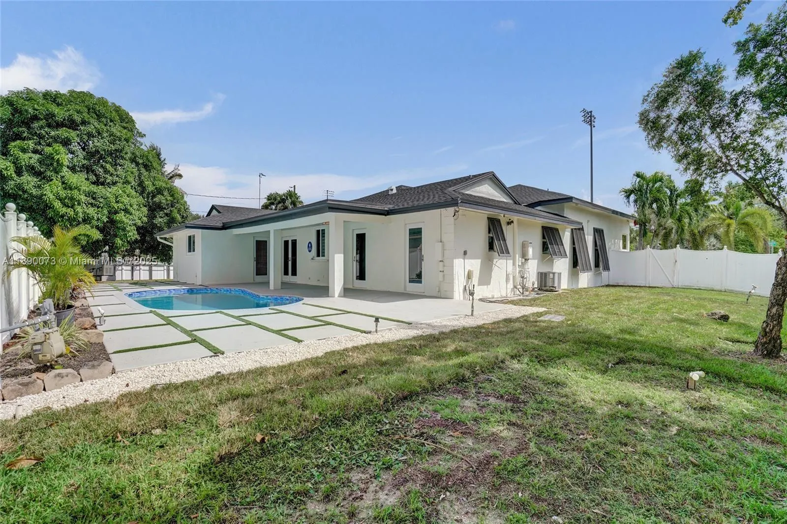 300 W Chaminade Dr