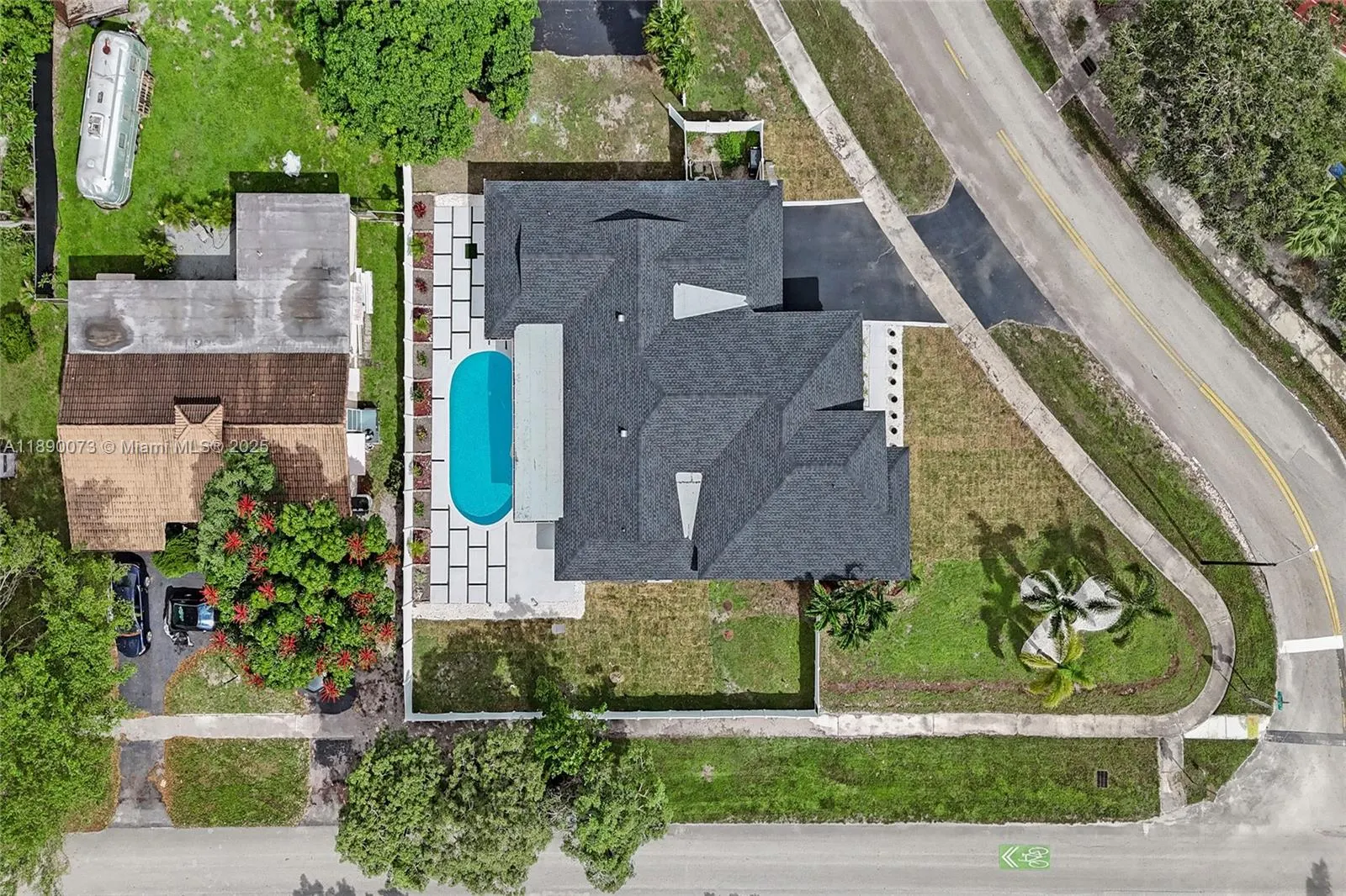 300 W Chaminade Dr