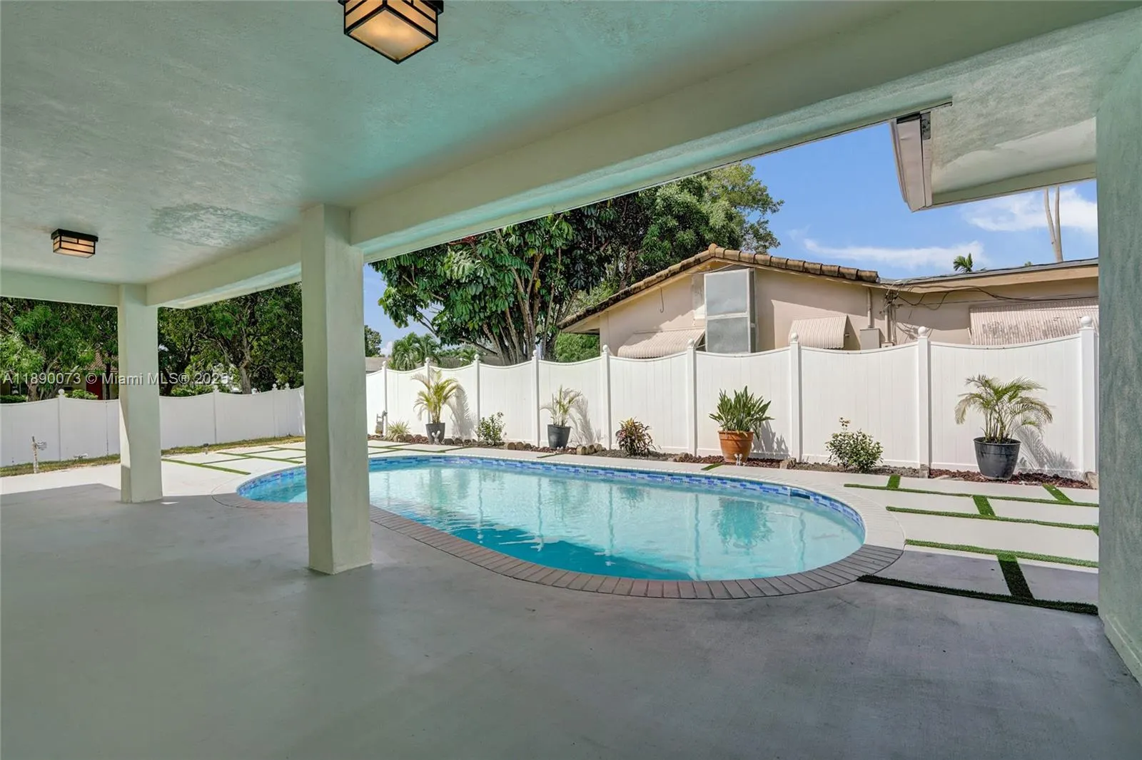 300 W Chaminade Dr