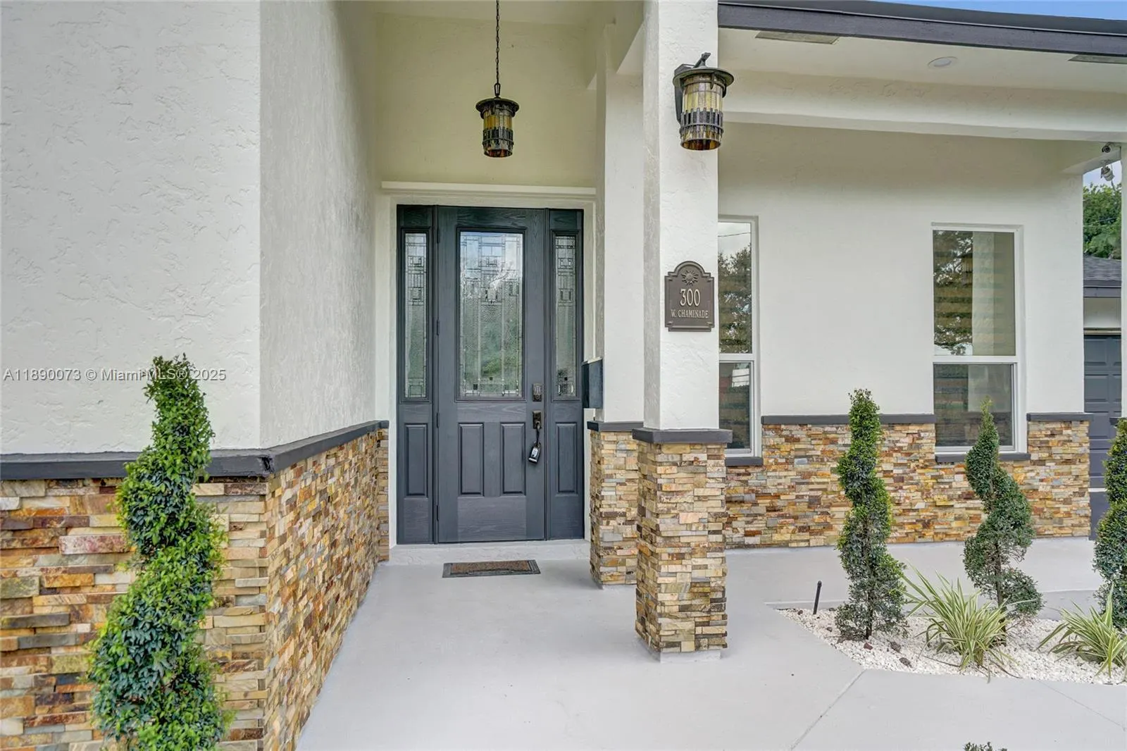 300 W Chaminade Dr