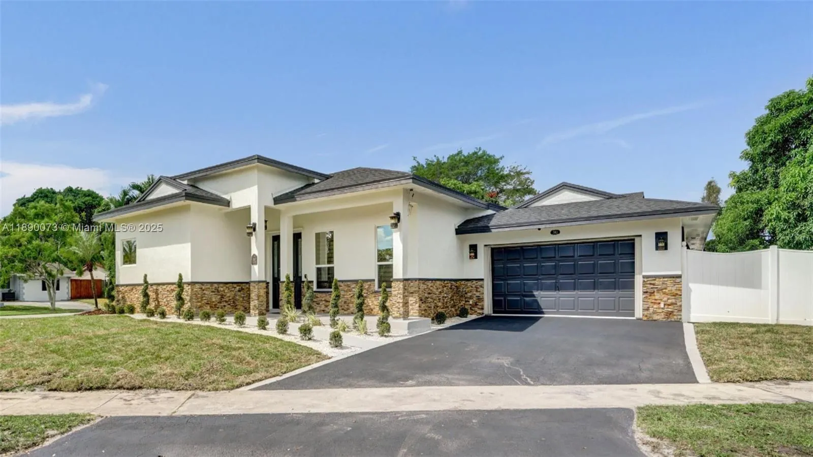 300 W Chaminade Dr