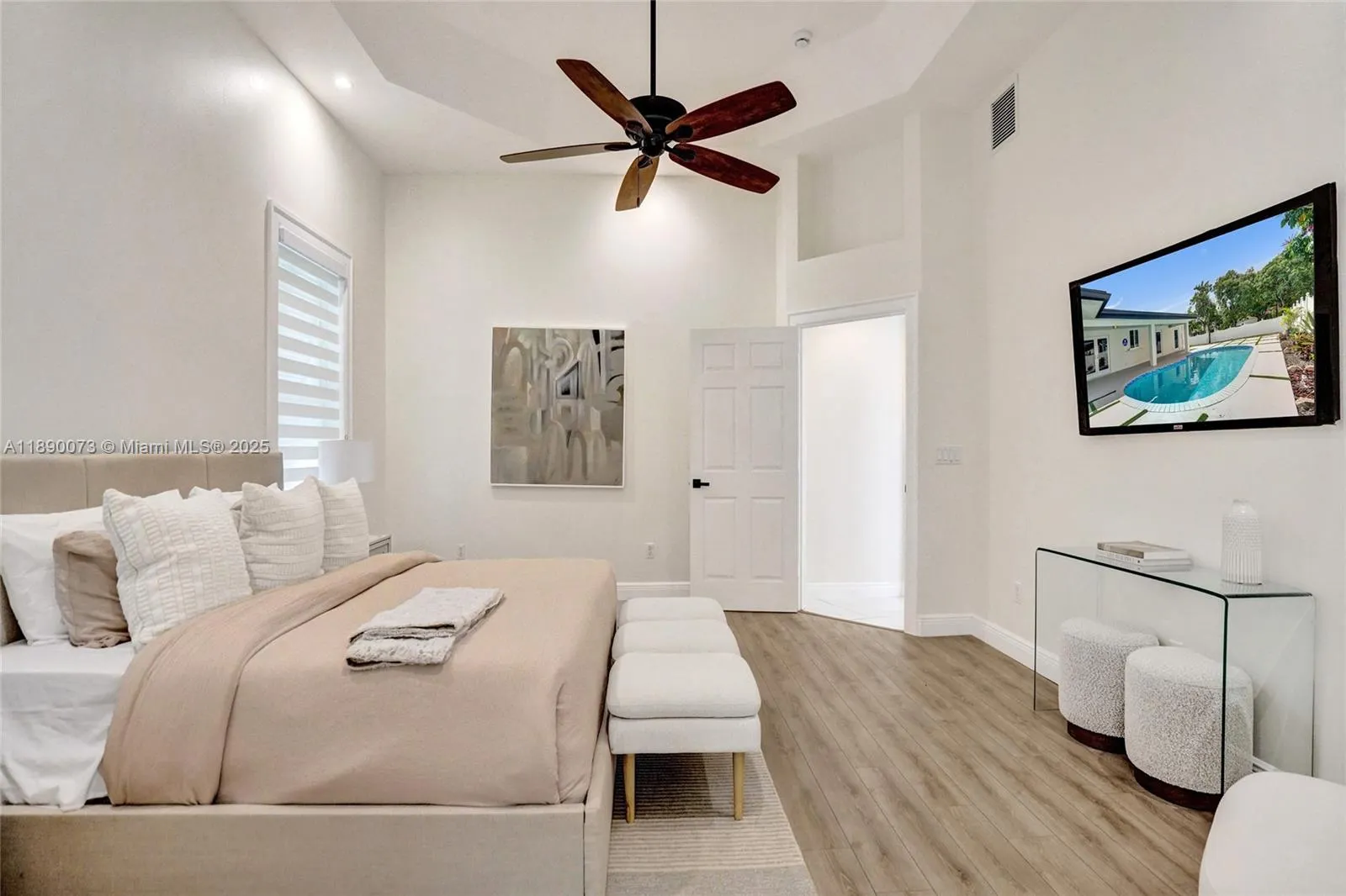 300 W Chaminade Dr