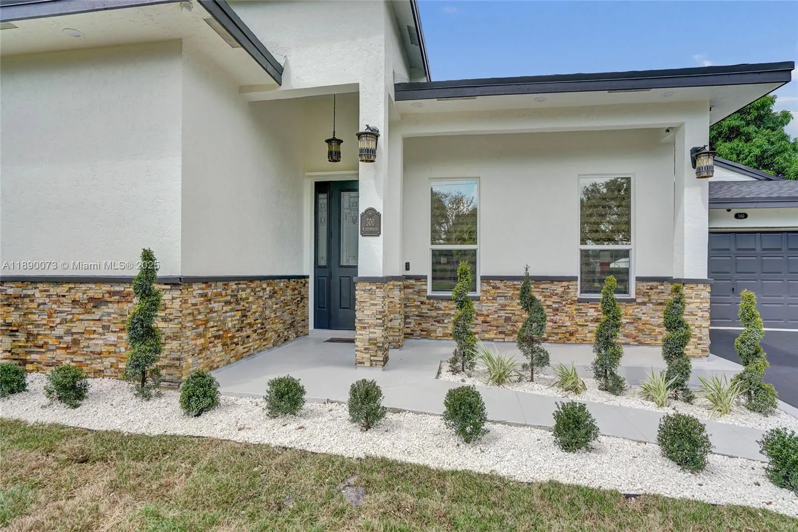 300 W Chaminade Dr