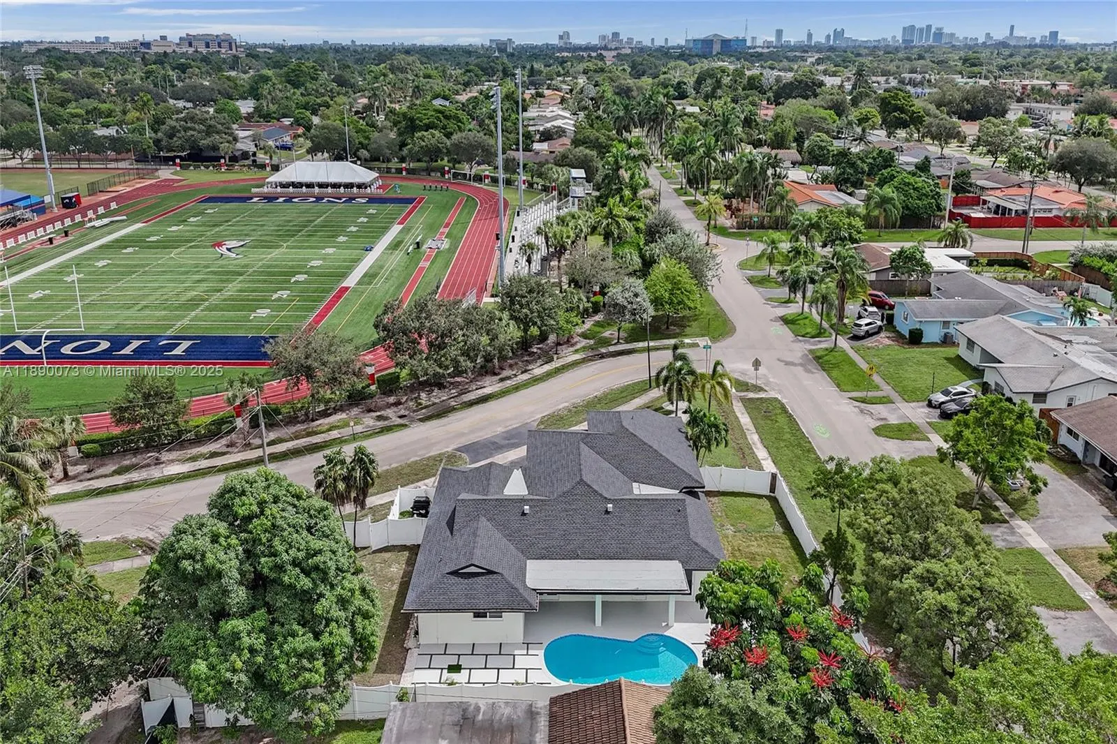 300 W Chaminade Dr