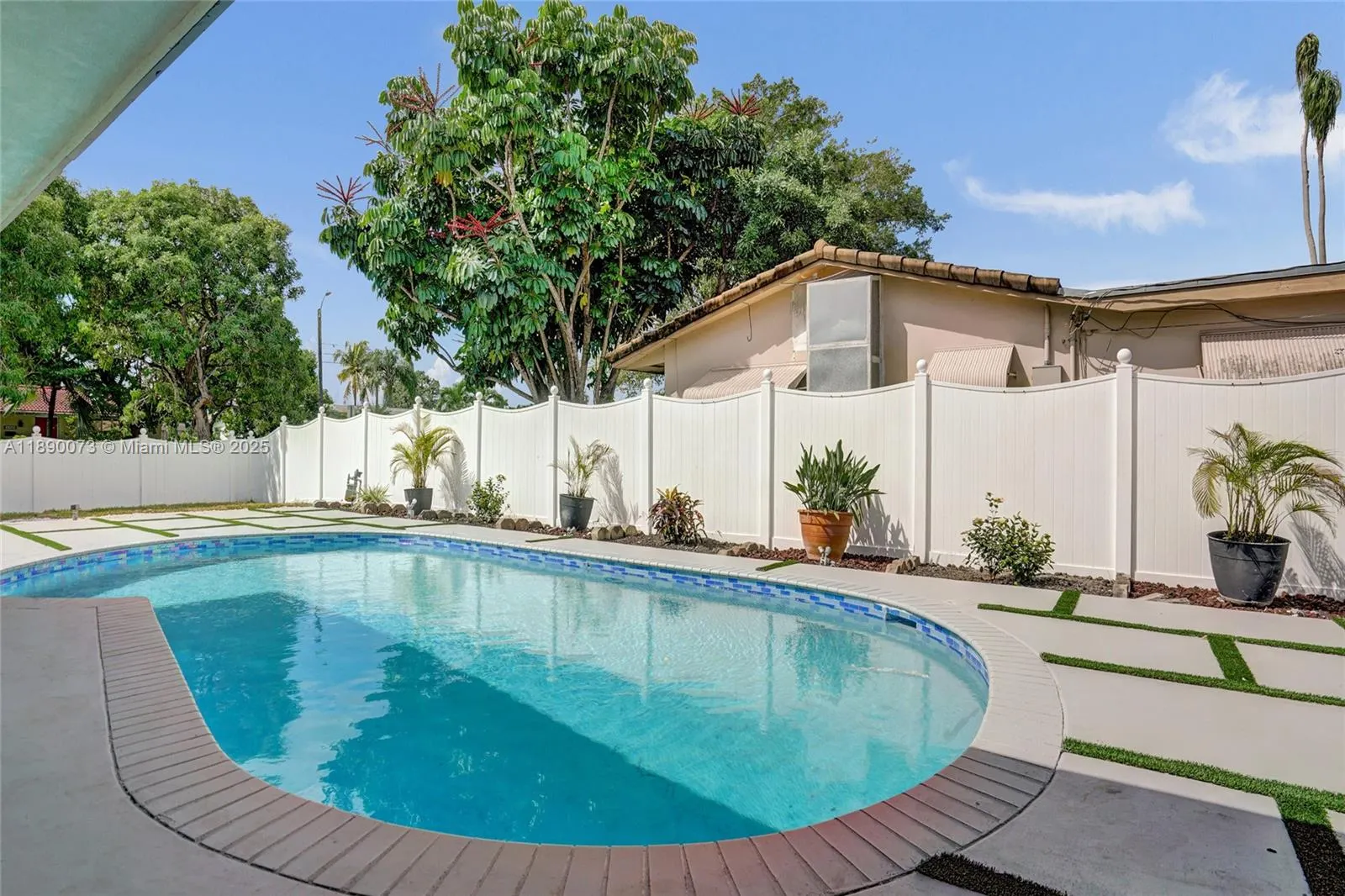 300 W Chaminade Dr