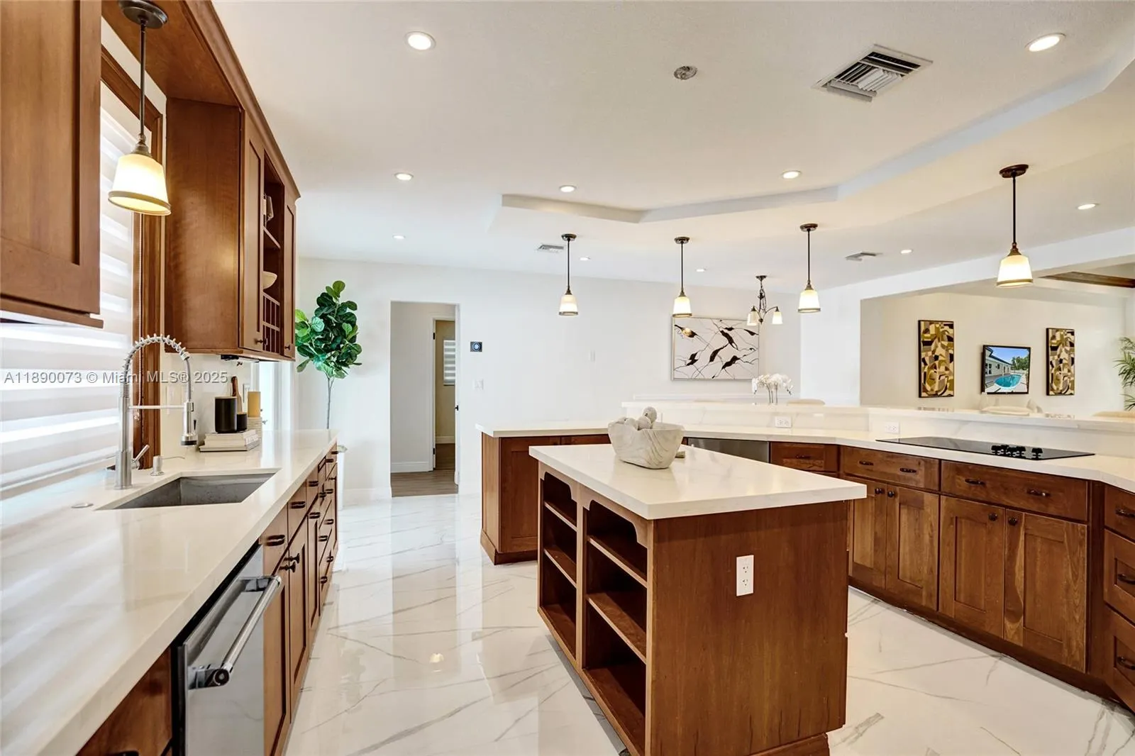 300 W Chaminade Dr