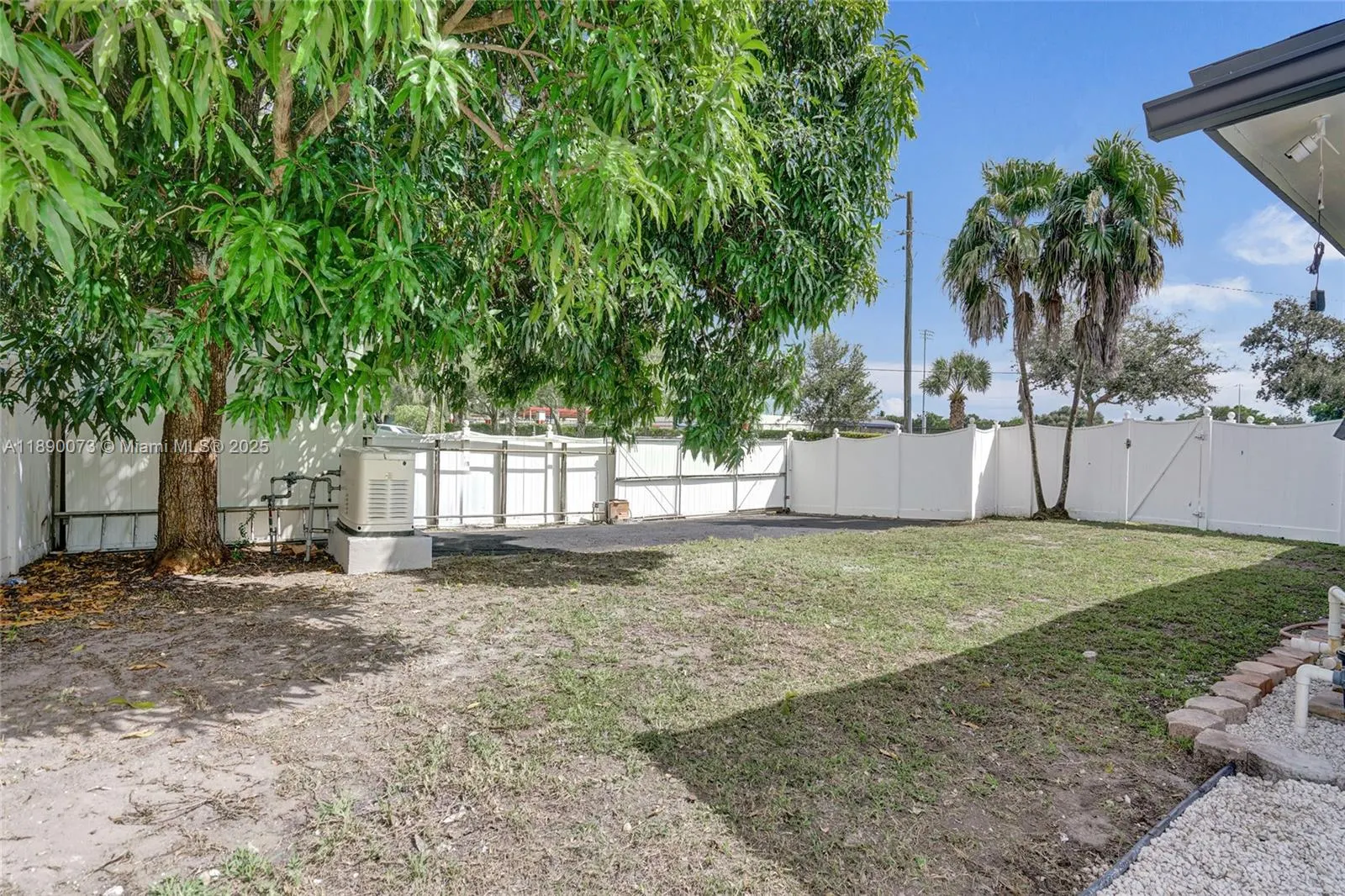 300 W Chaminade Dr