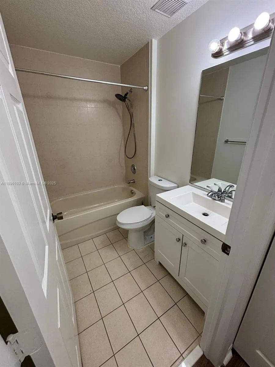 4938 Leeward Ln, #3702
