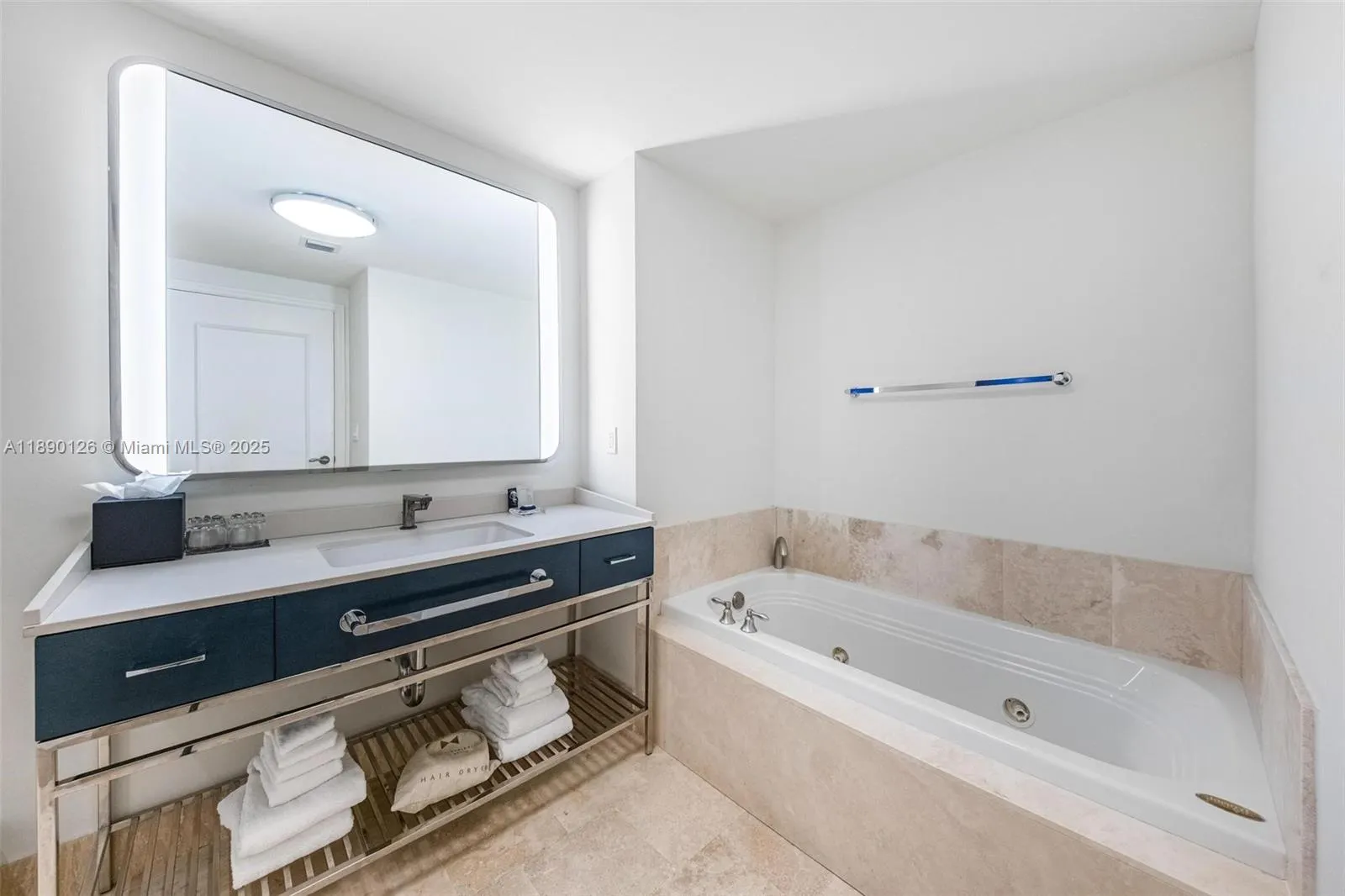 4401 Collins Ave, #3310