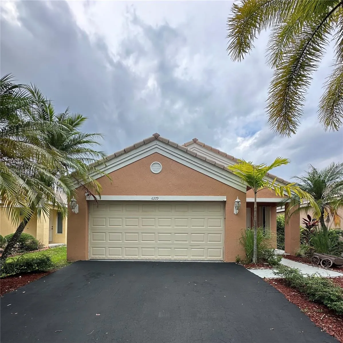 4279 Greenbriar Ln