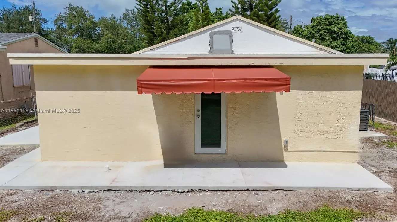 1852 NW 85th St
