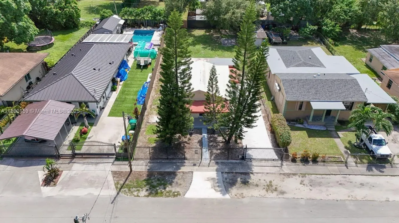 1852 NW 85th St