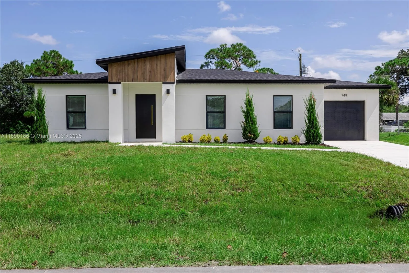749 Darby Ave SW