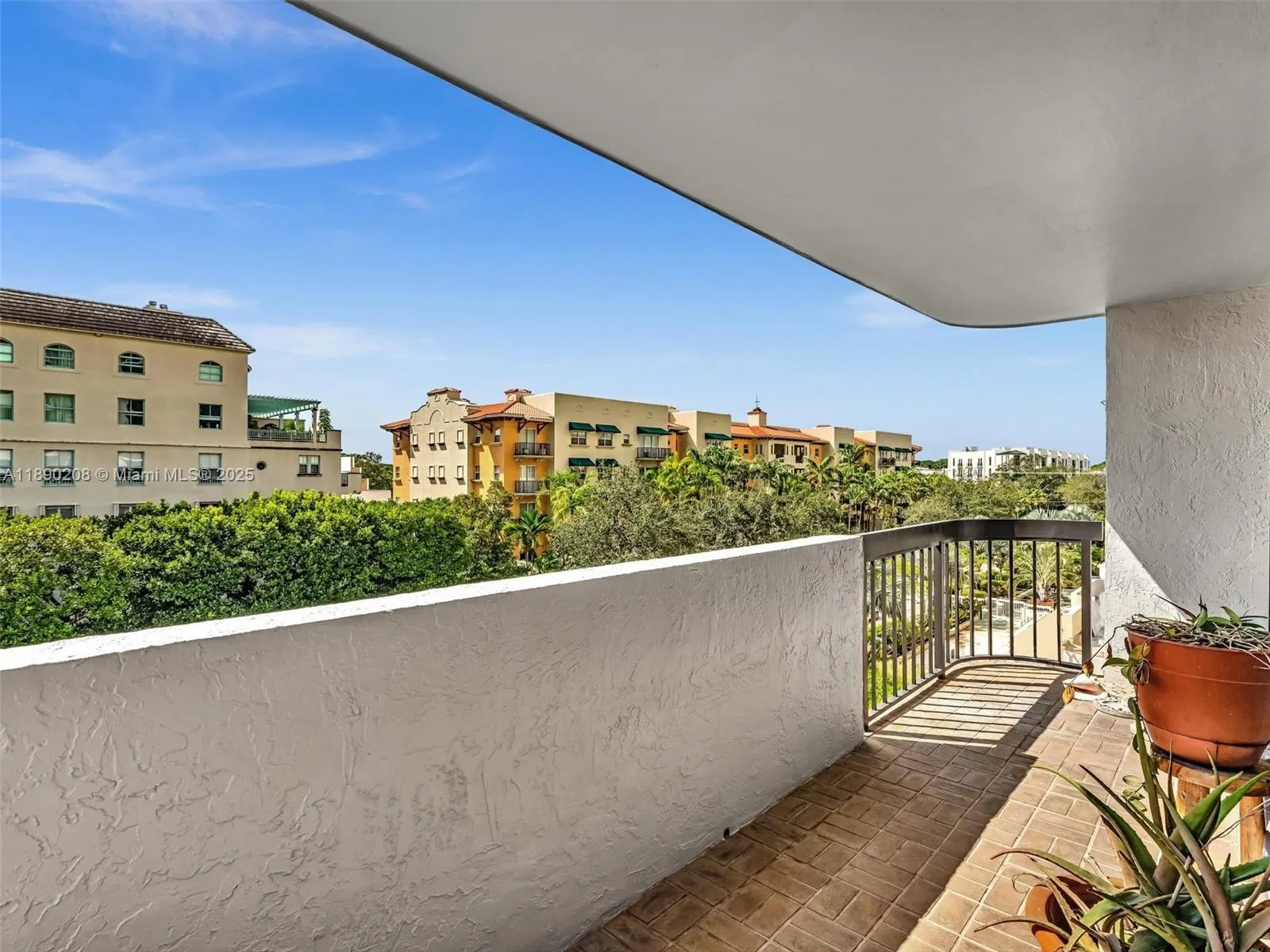 600 Biltmore Way, #406