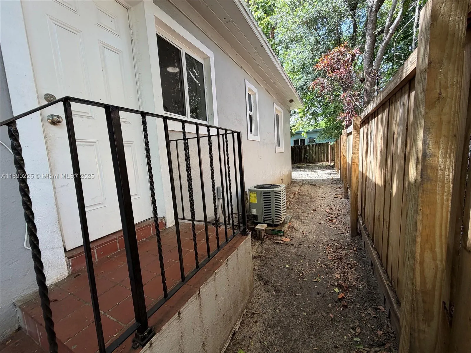 7712 NE 1st Ct, #-