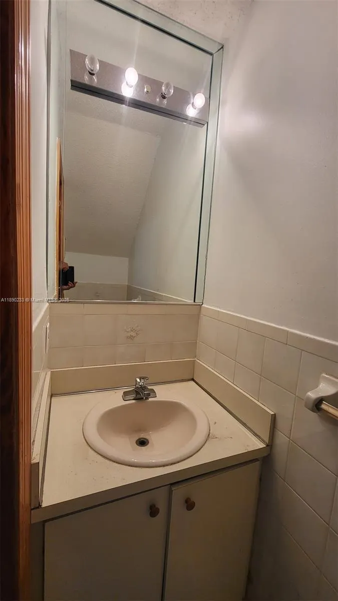 2319 W 60th St, #D204
