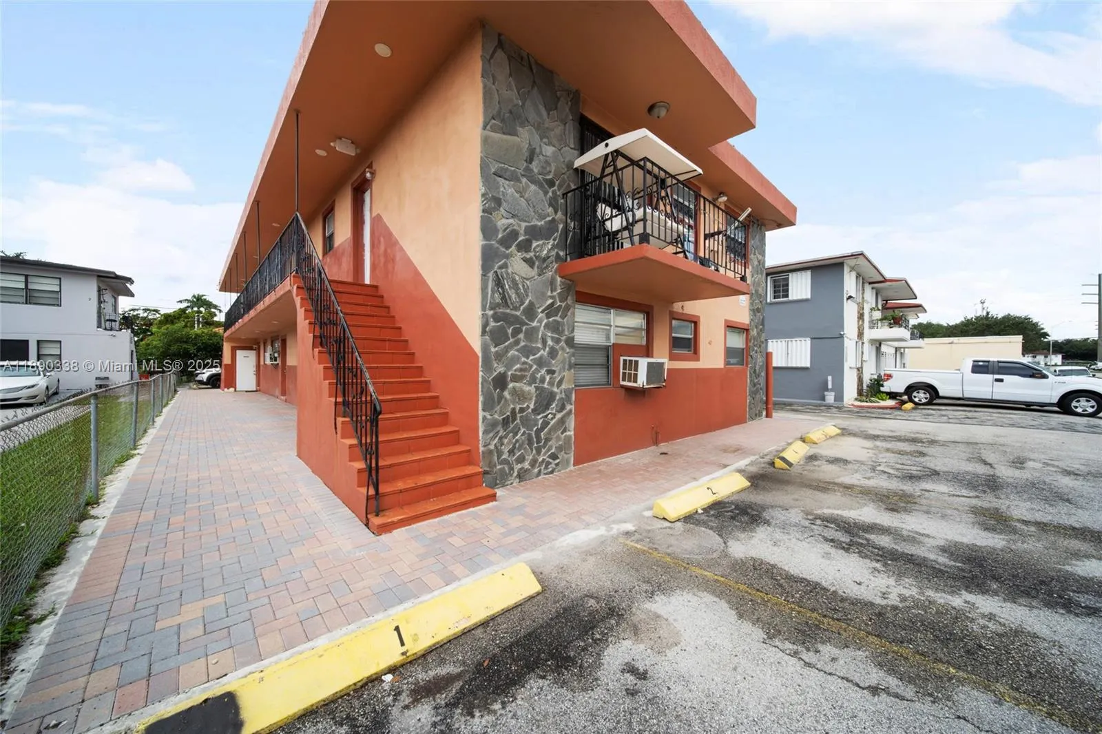 40 W 4th St, #2