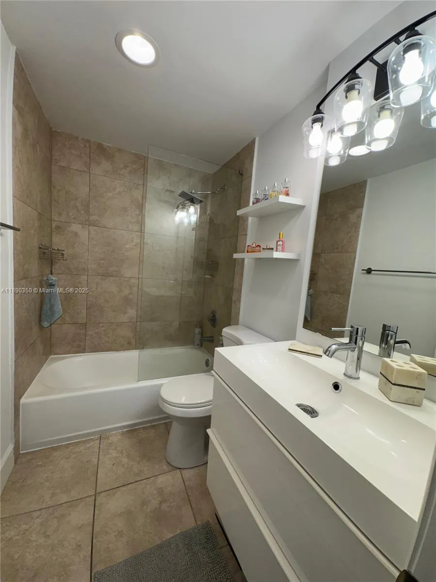 7501 E Treasure Dr, #7L