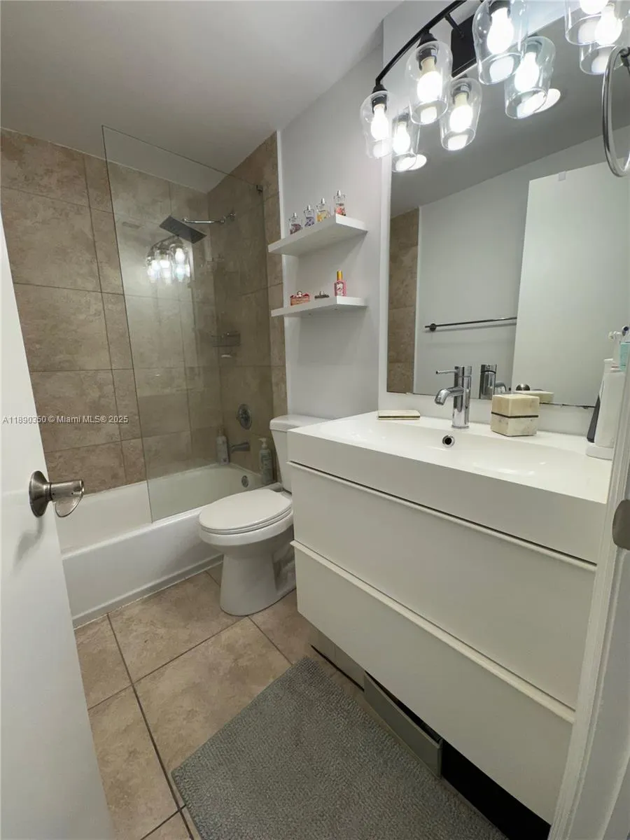 7501 E Treasure Dr, #7L