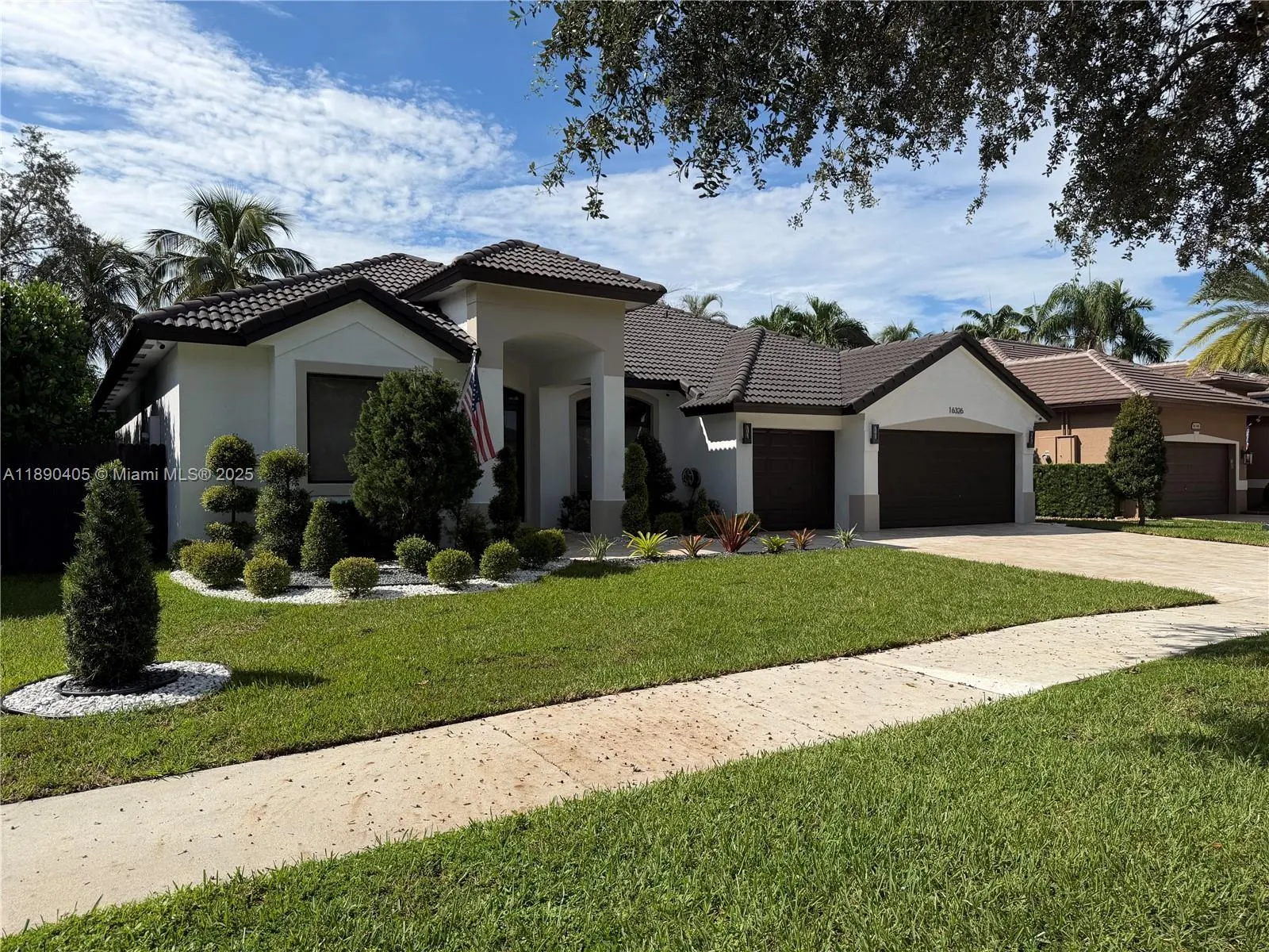 16326 N Mariposa Cir N