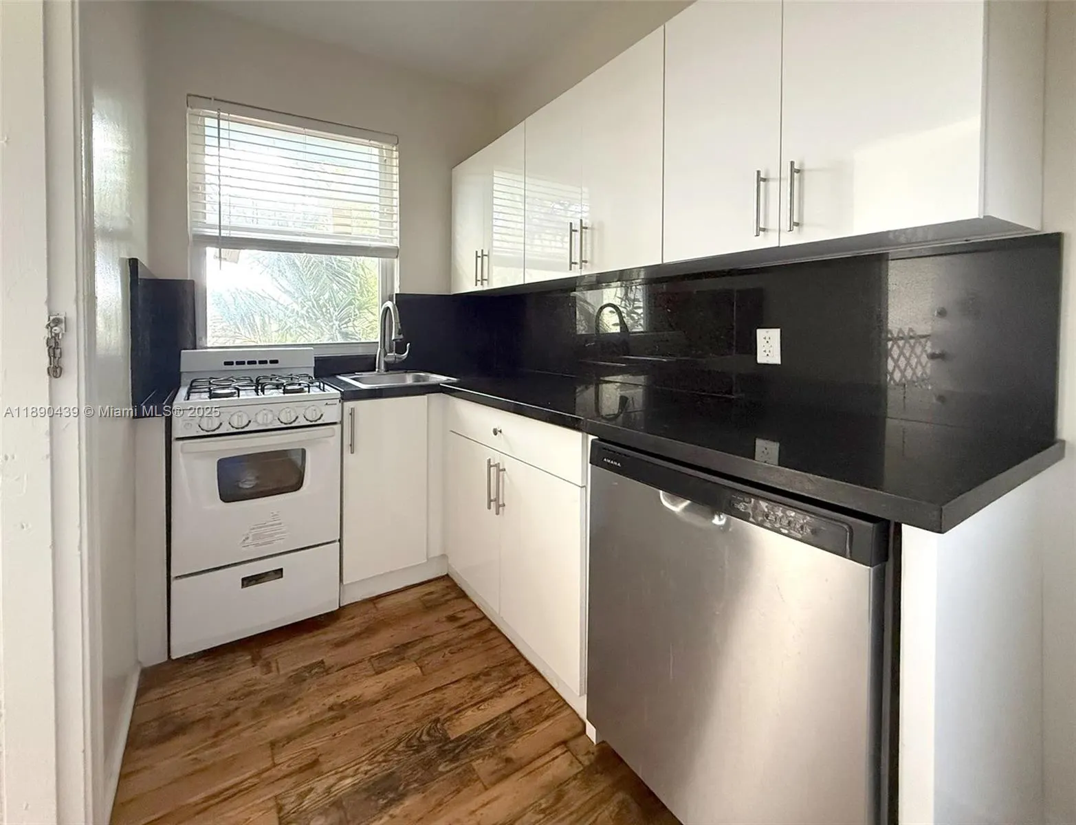 315 W 28th St, #17