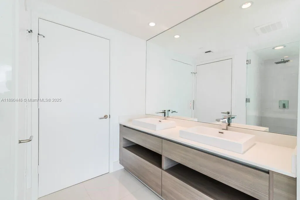460 NE 28th St, #2508