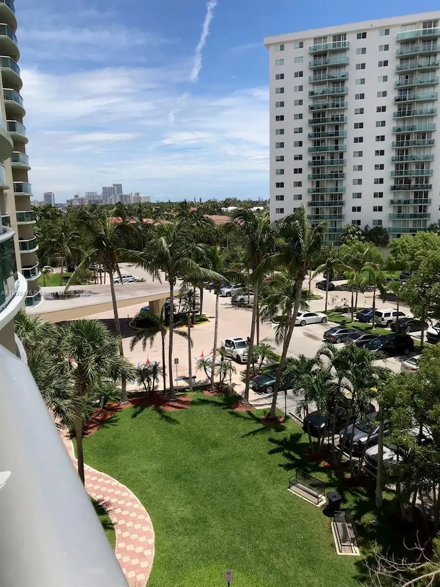 19390 Collins Ave, #502