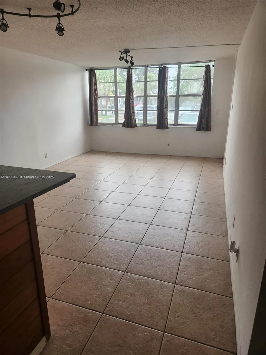 2771 Taft St, #111