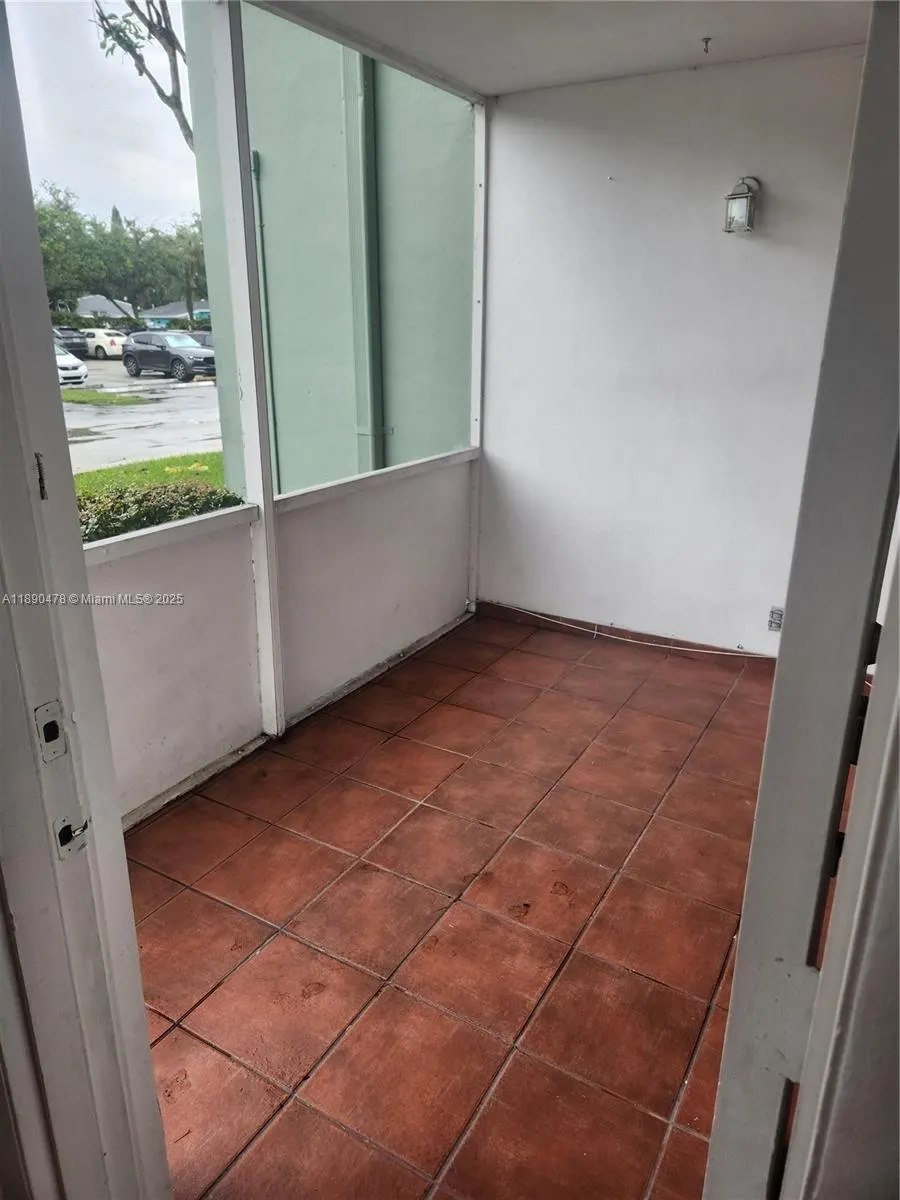 2771 Taft St, #111