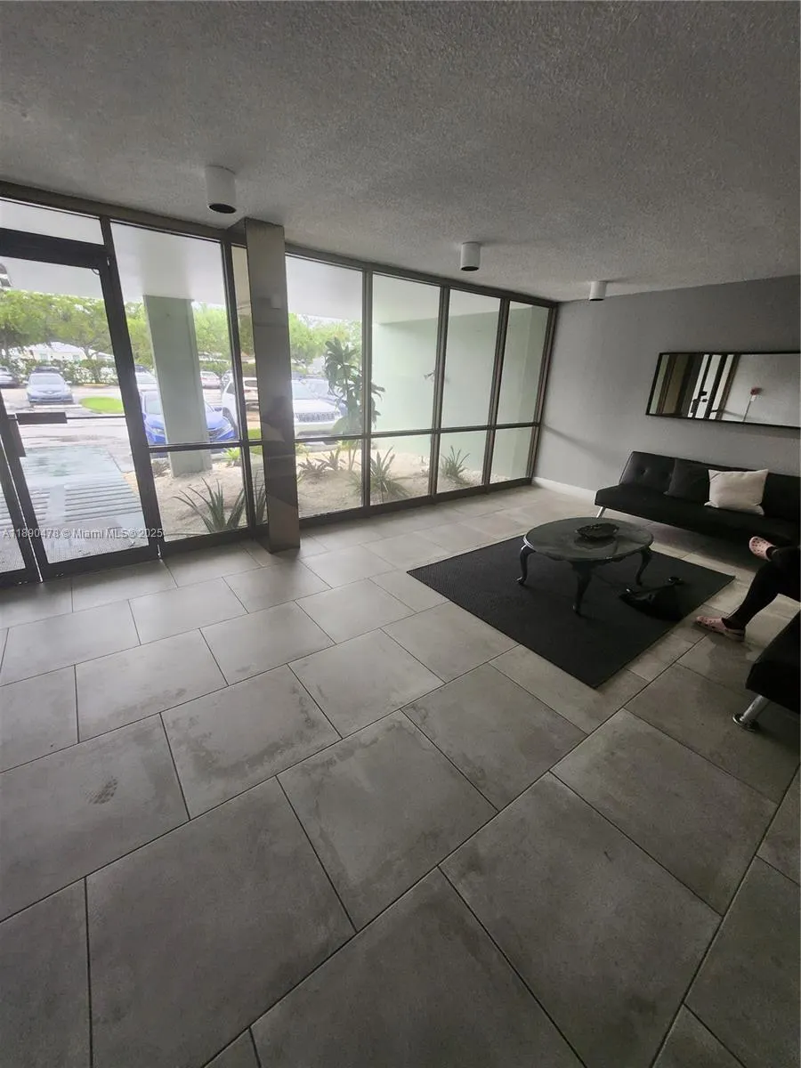 2771 Taft St, #111
