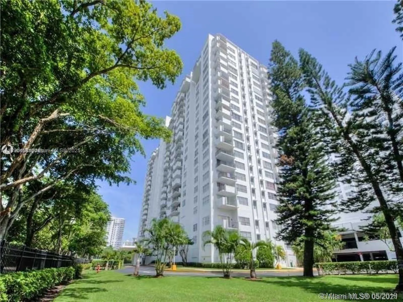 2780 NE 183rd St, #608