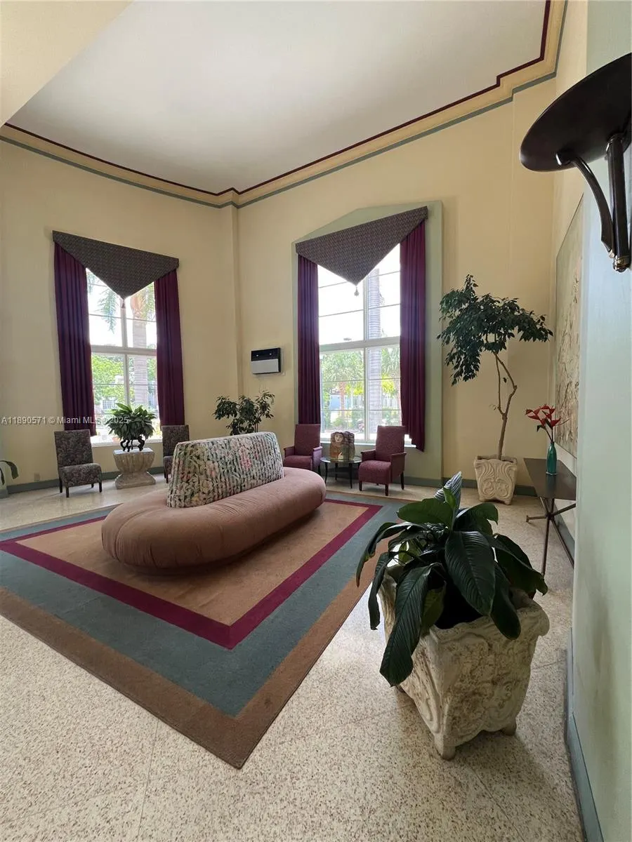 255 W 24th St, #405