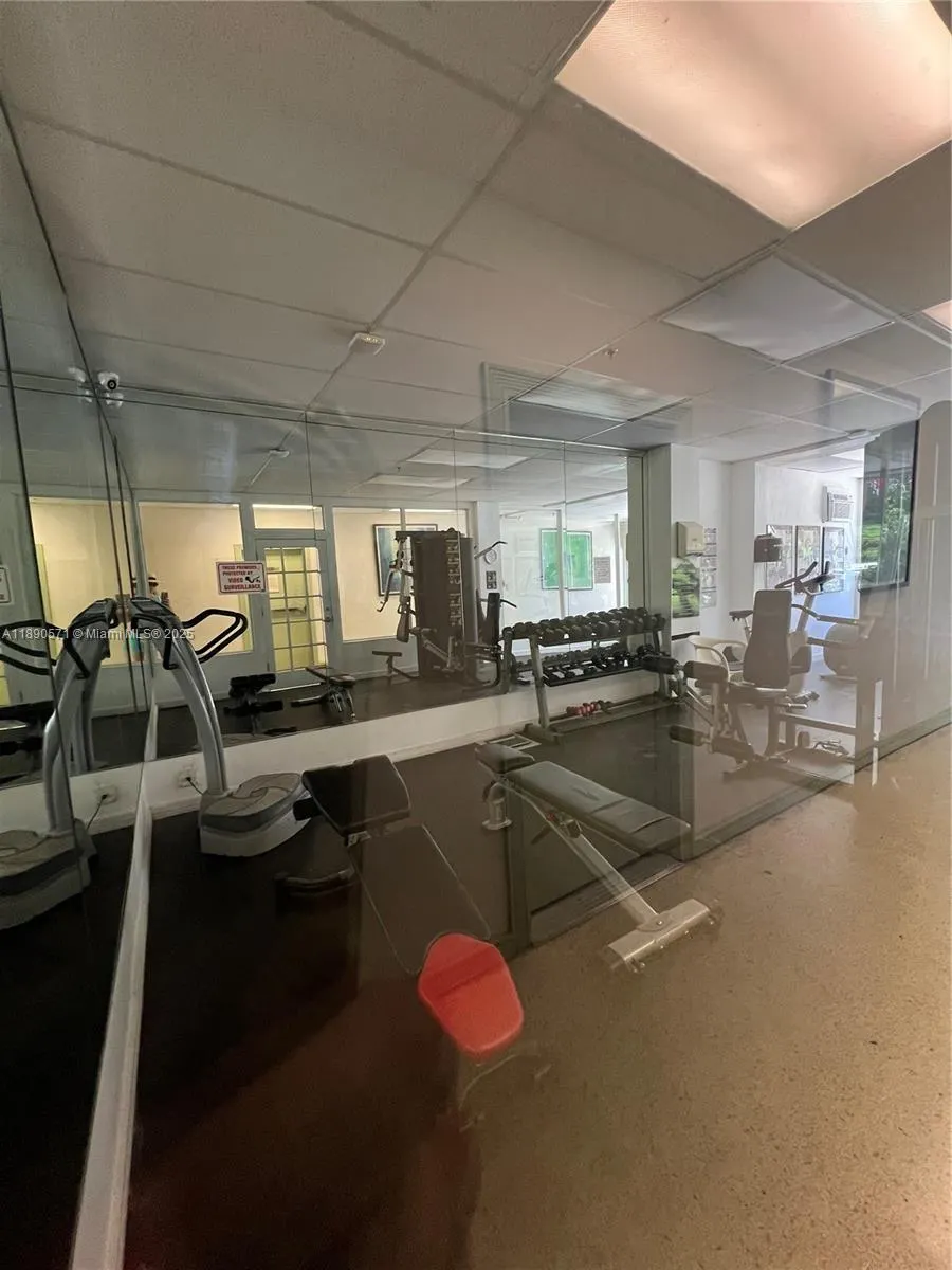 255 W 24th St, #405
