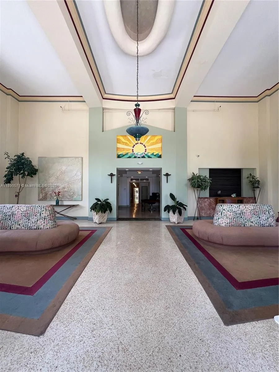 255 W 24th St, #405