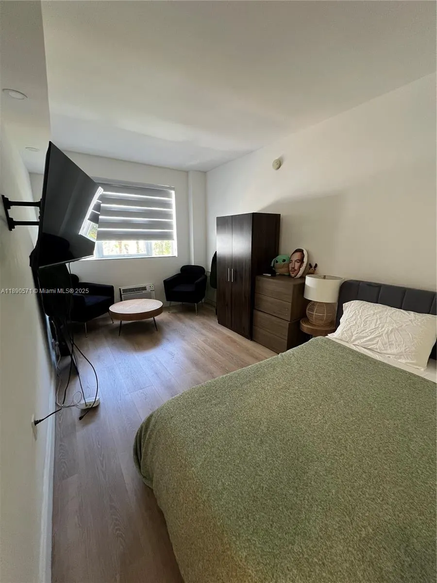 255 W 24th St, #405