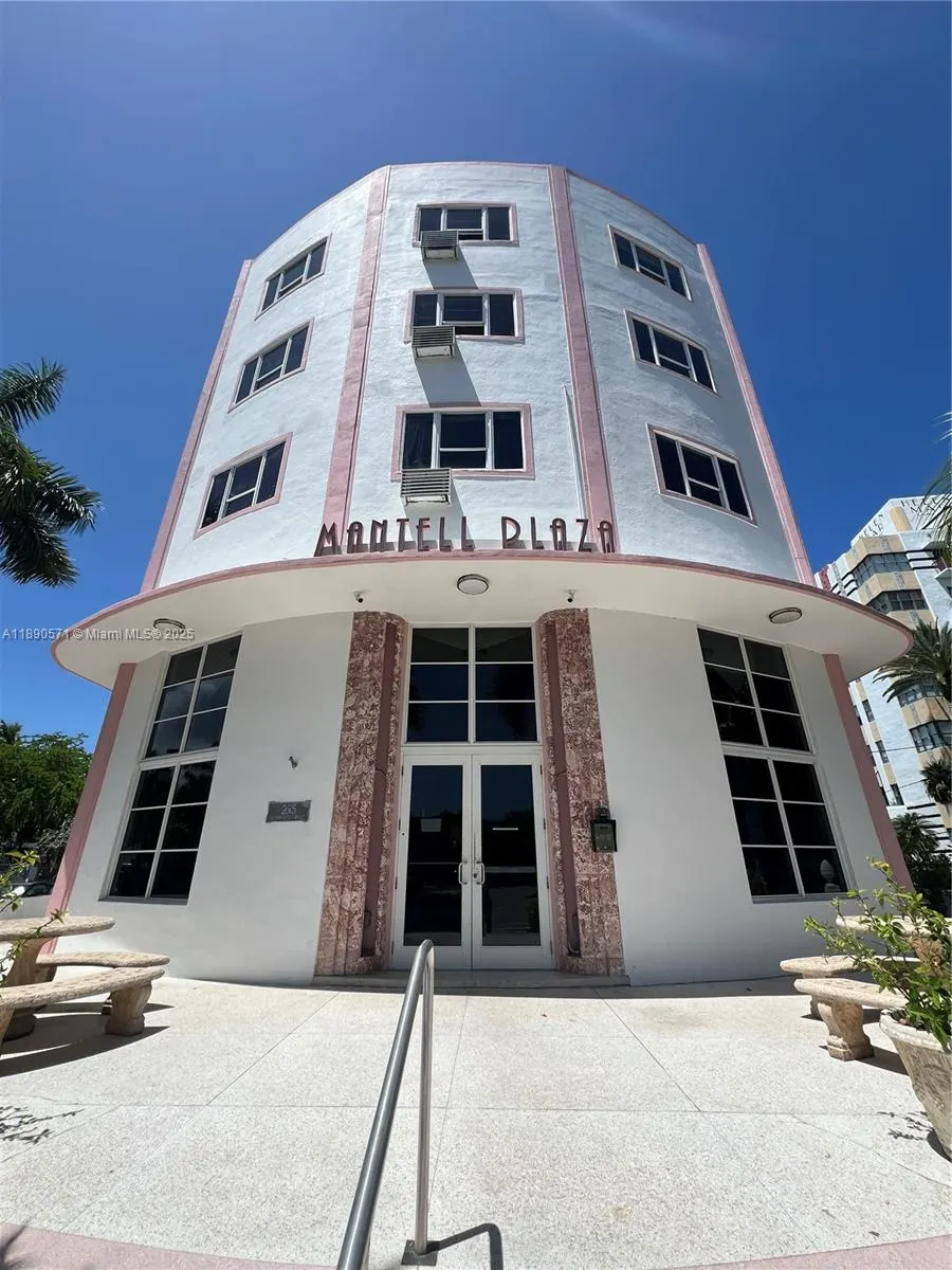 255 W 24th St, #405