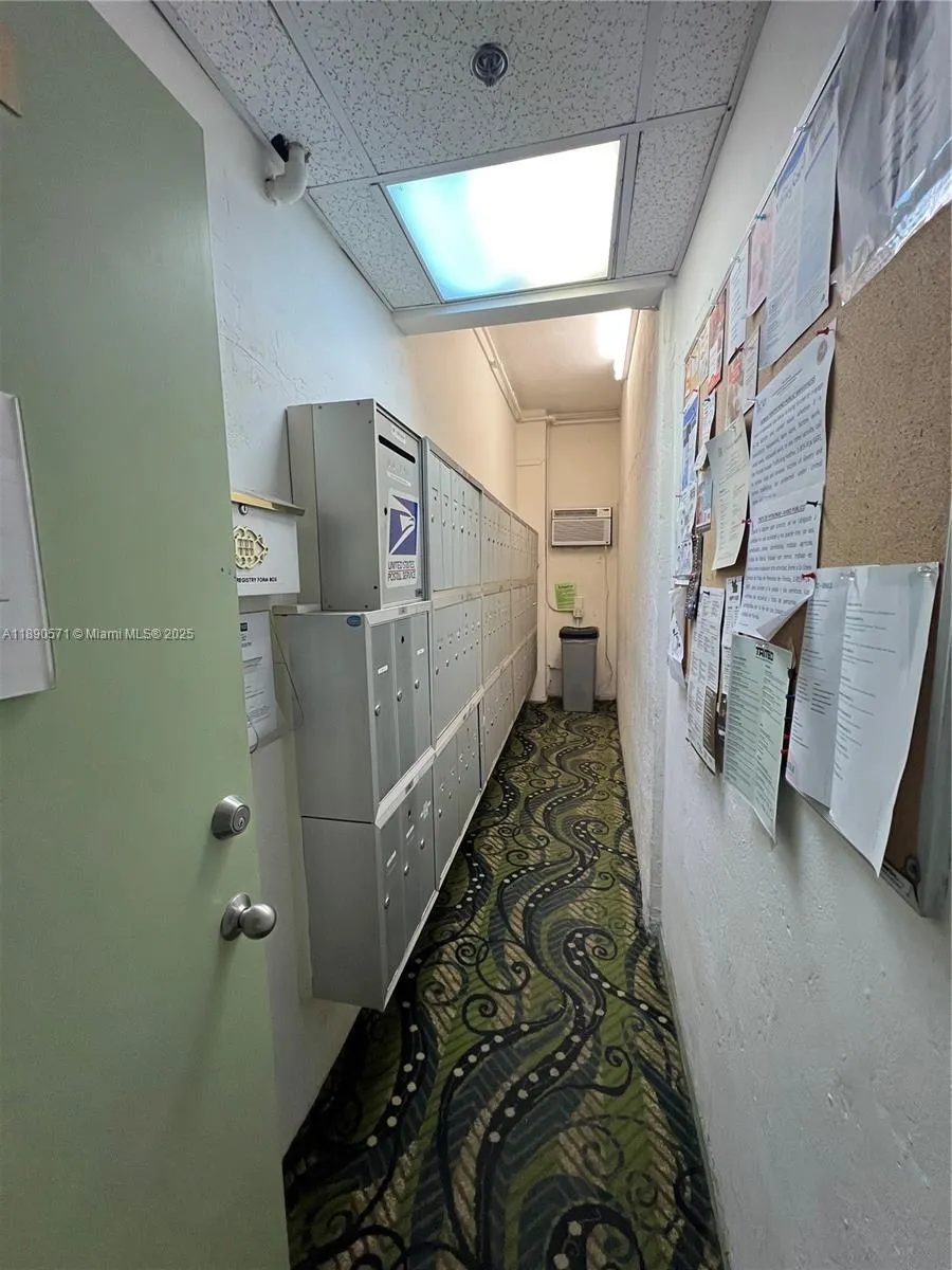 255 W 24th St, #405