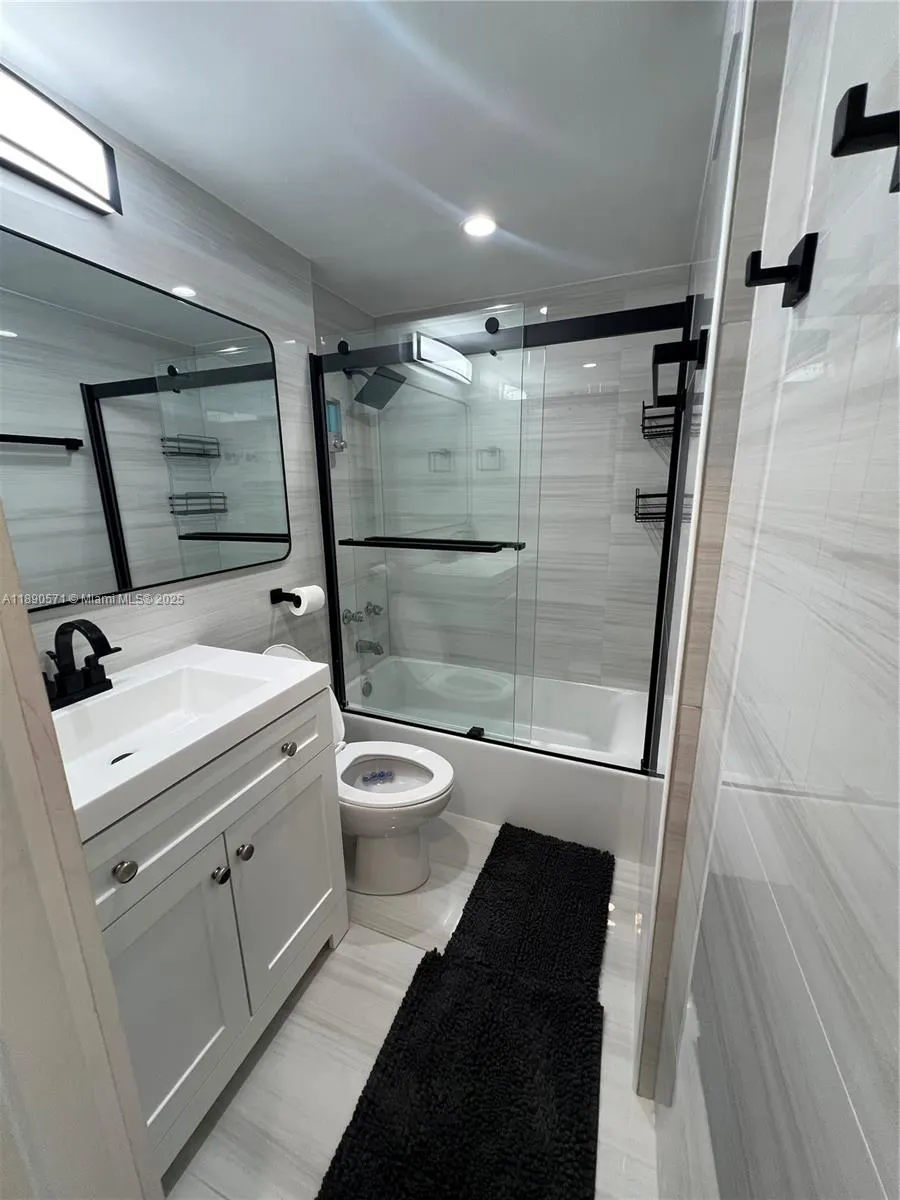 255 W 24th St, #405