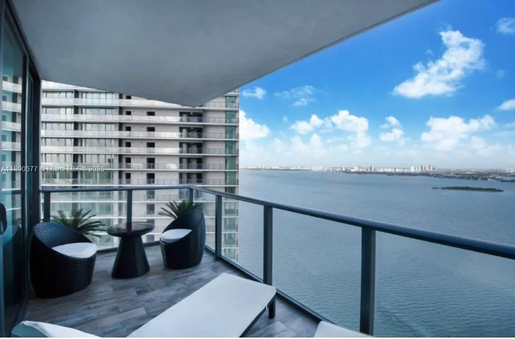 650 NE 32 STREET, #3207