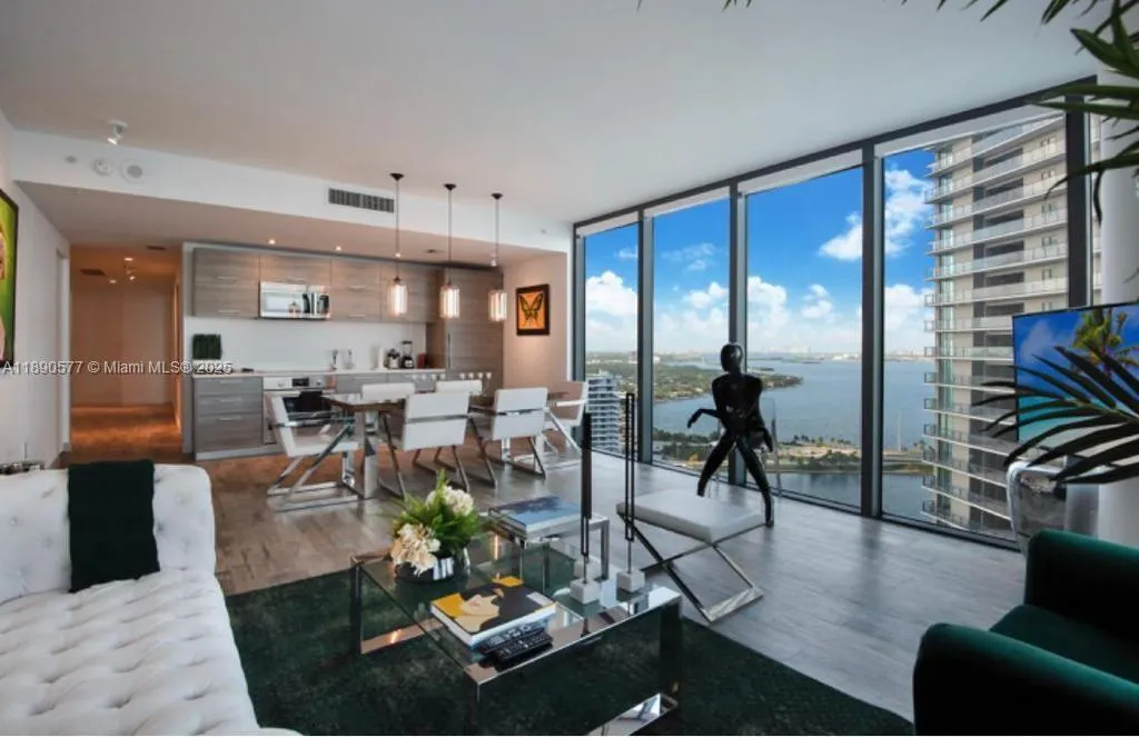 650 NE 32 STREET, #3207