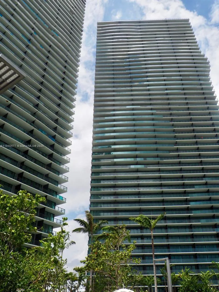 650 NE 32 STREET, #3207