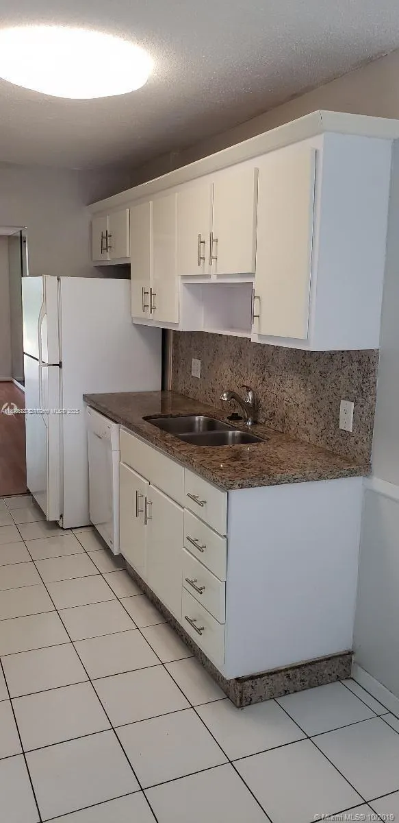 250 Jacaranda Dr, #305